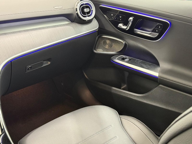 Mercedes-Benz C-Class Vehicle Image 9