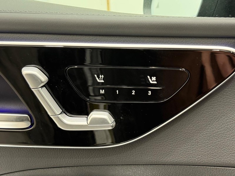 Mercedes-Benz C-Class Vehicle Image 10