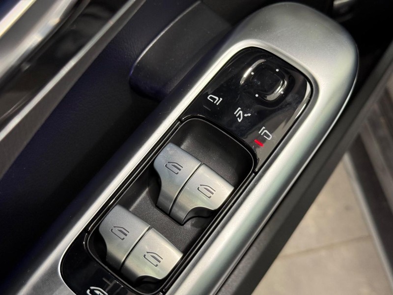 Mercedes-Benz C-Class Vehicle Image 15