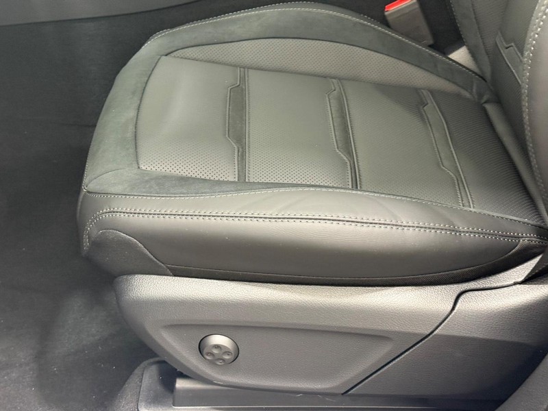 Mercedes-Benz GLE Vehicle Image 16