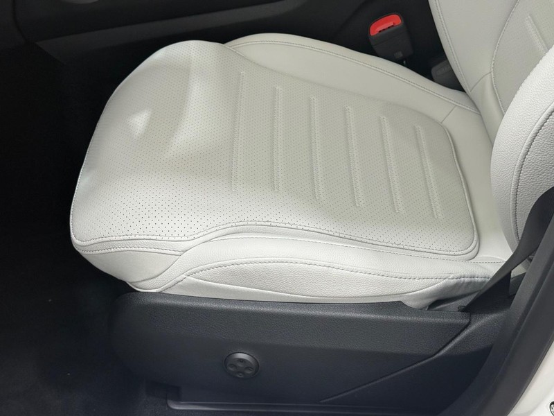 Mercedes-Benz GLC Vehicle Image 15