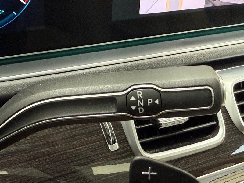 Mercedes-Benz GLS Vehicle Image 18