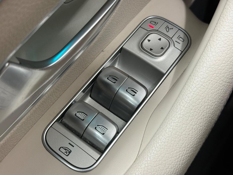 Mercedes-Benz GLS Vehicle Image 19