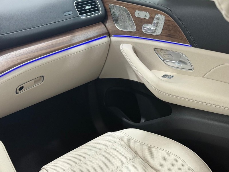 Mercedes-Benz GLS Vehicle Image 10