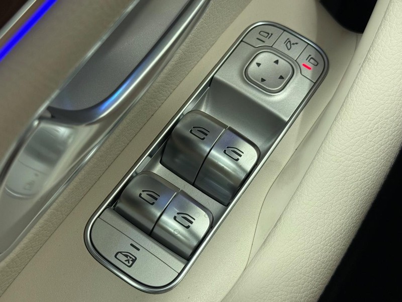 Mercedes-Benz GLS Vehicle Image 16
