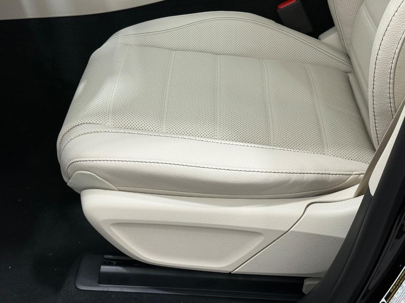 Mercedes-Benz GLS Vehicle Image 17