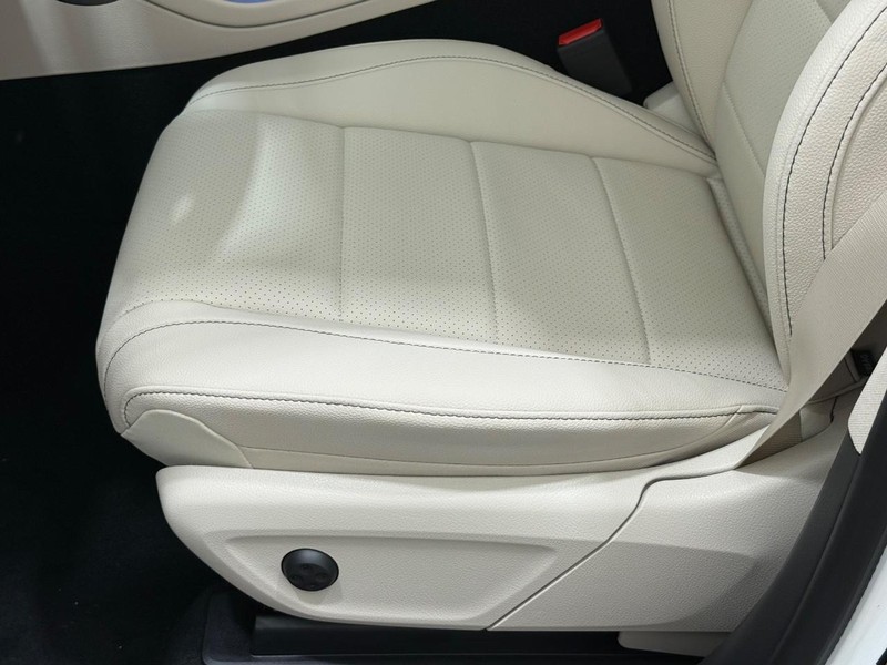 Mercedes-Benz GLE Vehicle Image 17