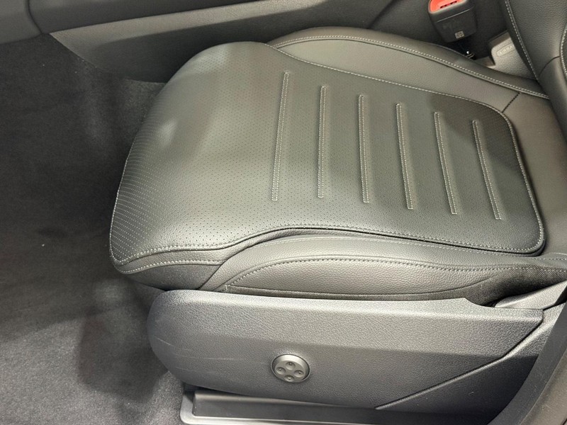 Mercedes-Benz GLC Vehicle Image 15