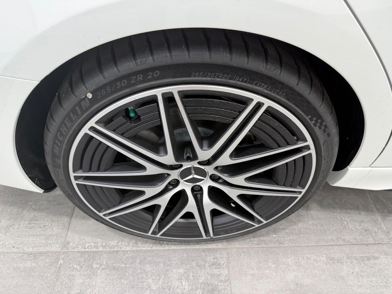 Mercedes-Benz C-Class Vehicle Image 4