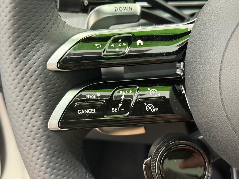 Mercedes-Benz C-Class Vehicle Image 12