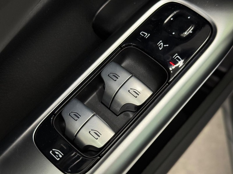 Mercedes-Benz C-Class Vehicle Image 15