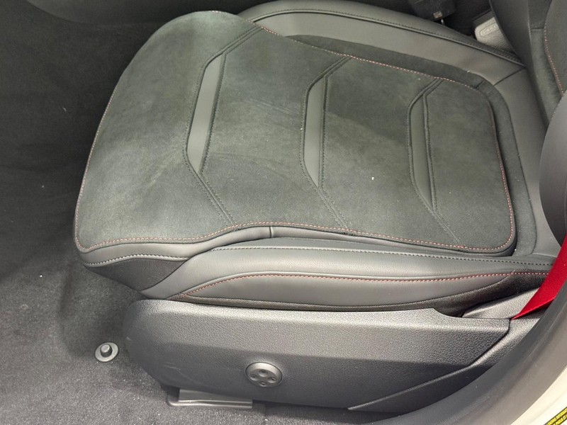 Mercedes-Benz C-Class Vehicle Image 16