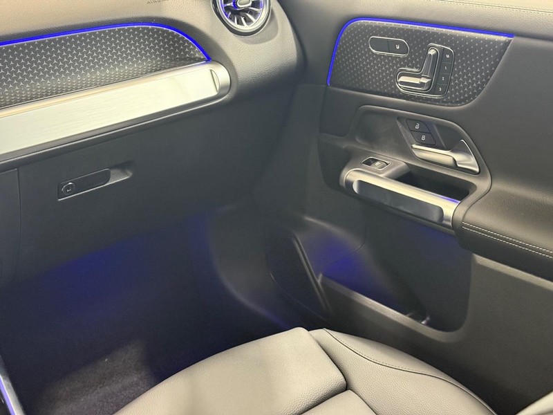 Mercedes-Benz GLB Vehicle Image 9