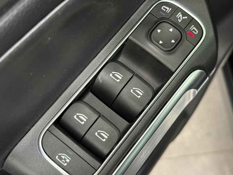 Mercedes-Benz GLB Vehicle Image 14