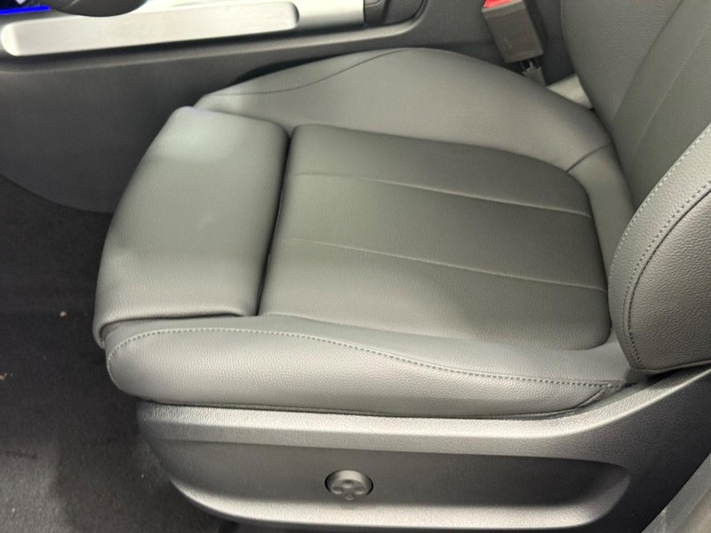 Mercedes-Benz GLB Vehicle Image 15