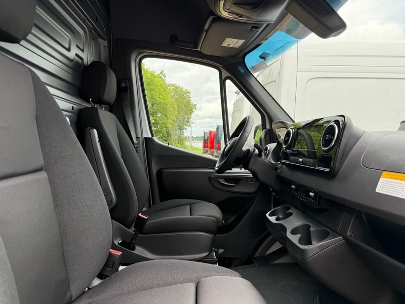 Mercedes-Benz Sprinter Cargo Van Vehicle Image 6