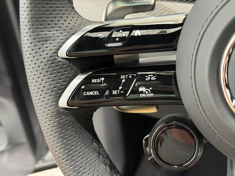 Mercedes-Benz GLE Vehicle Image 11