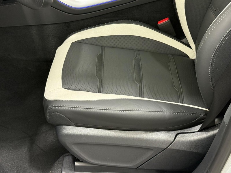 Mercedes-Benz GLE Vehicle Image 16