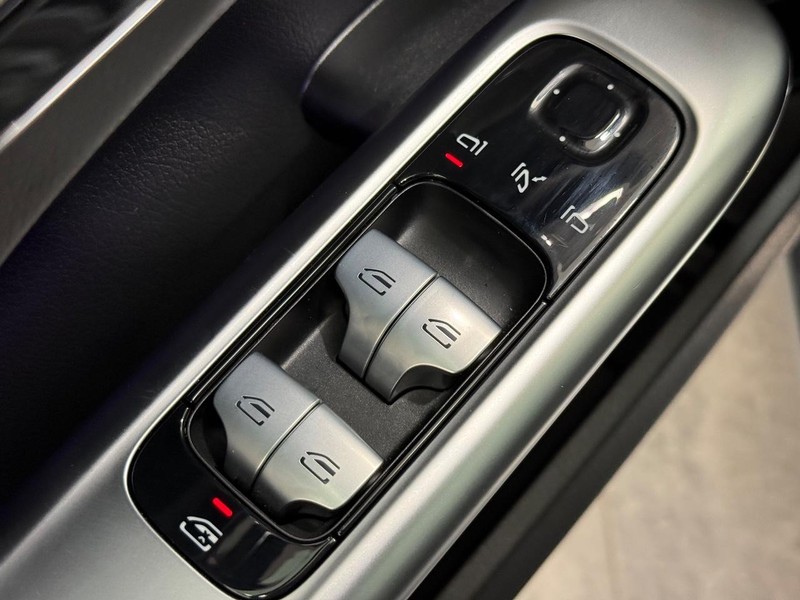 Mercedes-Benz C-Class Vehicle Image 18