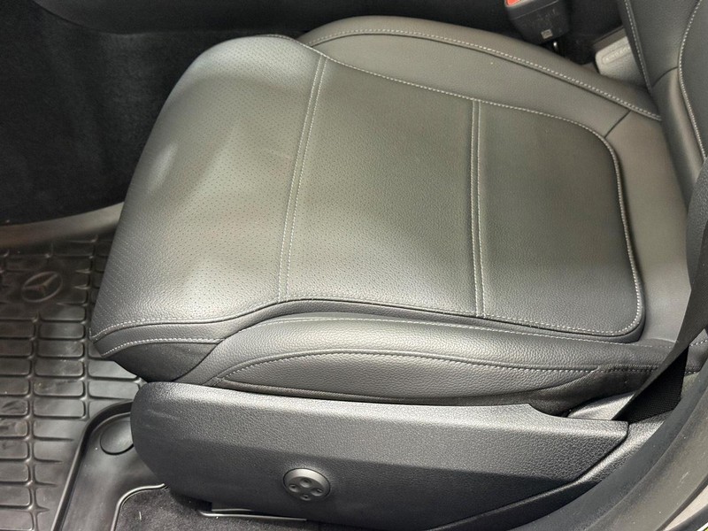 Mercedes-Benz C-Class Vehicle Image 19