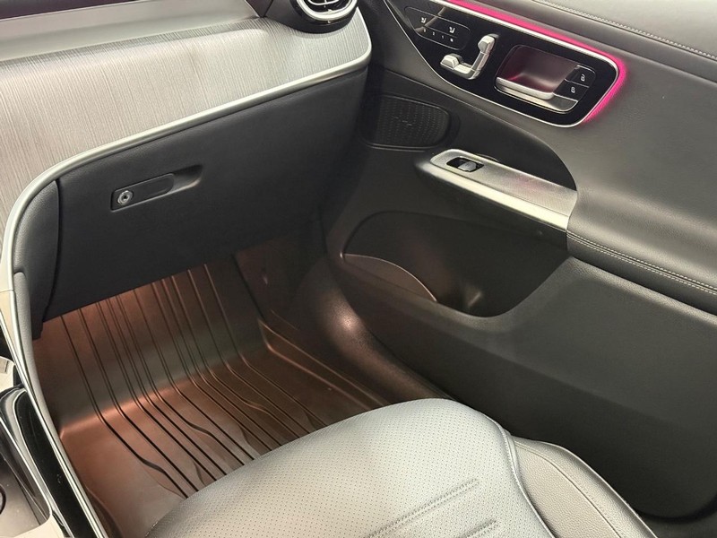 Mercedes-Benz GLC Vehicle Image 8