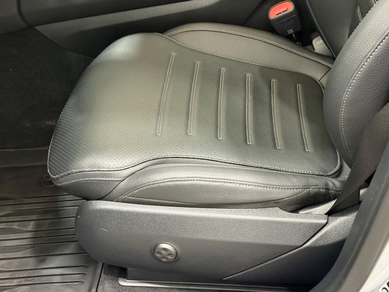 Mercedes-Benz GLC Vehicle Image 16