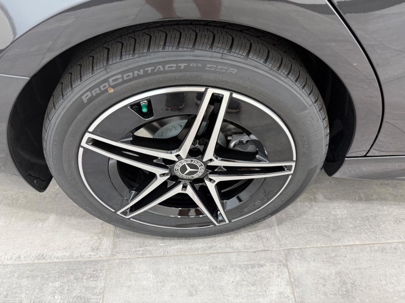 Mercedes-Benz C-Class Vehicle Image 3