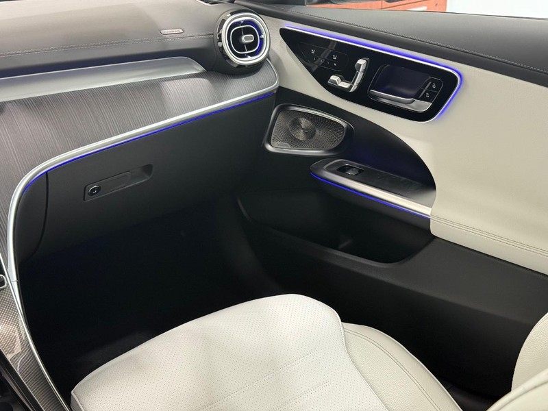 Mercedes-Benz C-Class Vehicle Image 9