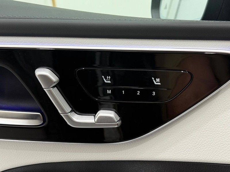 Mercedes-Benz C-Class Vehicle Image 10