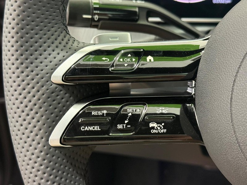 Mercedes-Benz C-Class Vehicle Image 11