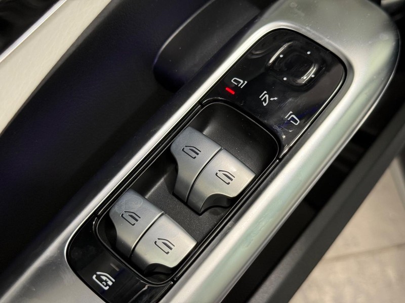 Mercedes-Benz C-Class Vehicle Image 15