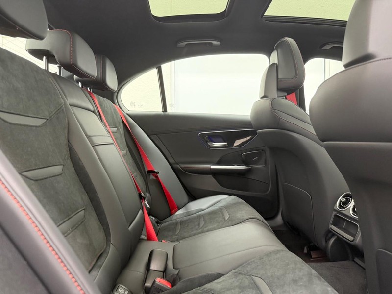 Mercedes-Benz C-Class Vehicle Image 5