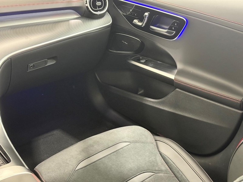 Mercedes-Benz C-Class Vehicle Image 9