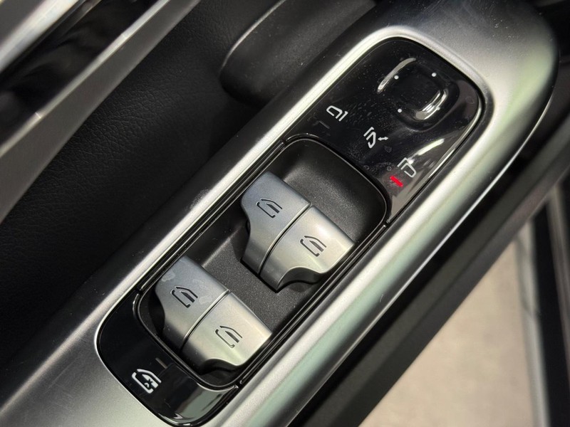 Mercedes-Benz C-Class Vehicle Image 14