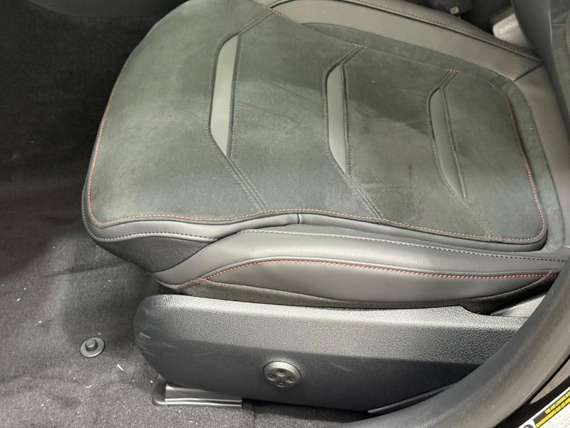 Mercedes-Benz C-Class Vehicle Image 15