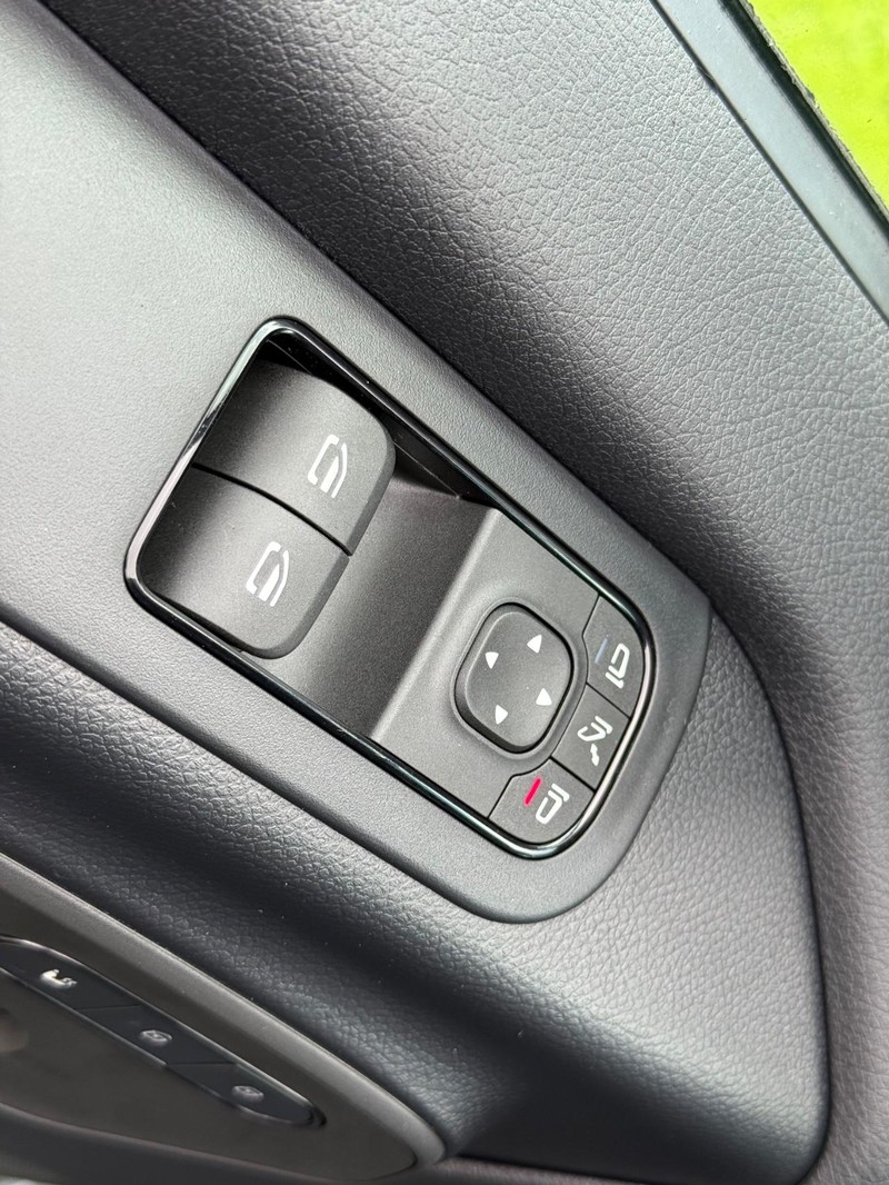 Mercedes-Benz Sprinter Van Vehicle Image 14