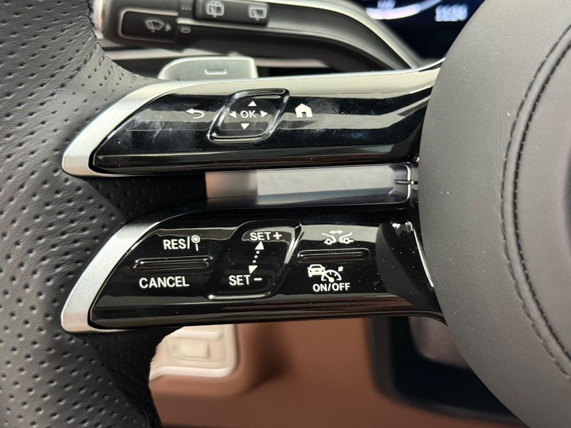 Mercedes-Benz GLS Vehicle Image 12