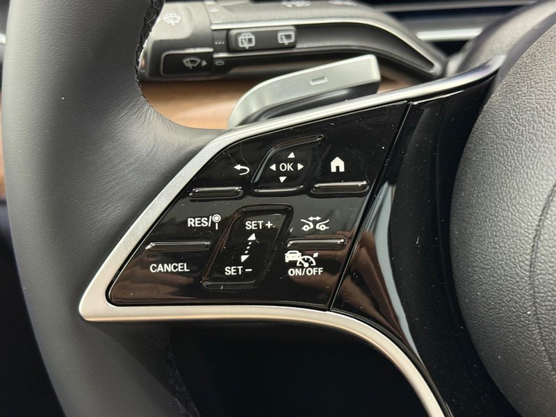 Mercedes-Benz GLS Vehicle Image 12