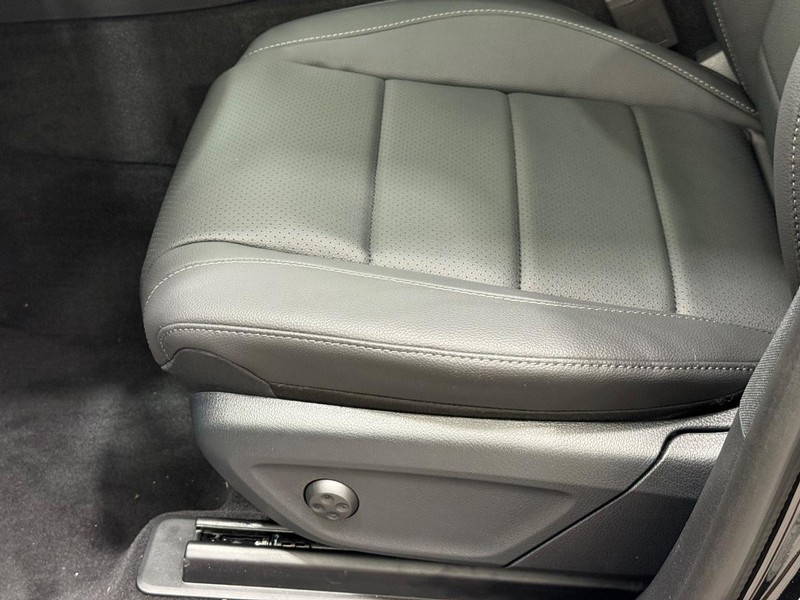 Mercedes-Benz GLS Vehicle Image 17