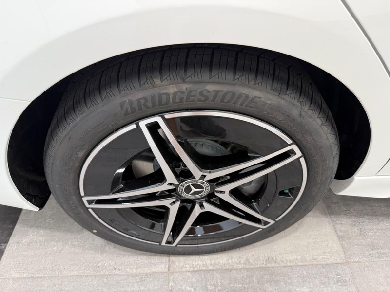 Mercedes-Benz C-Class Vehicle Image 3