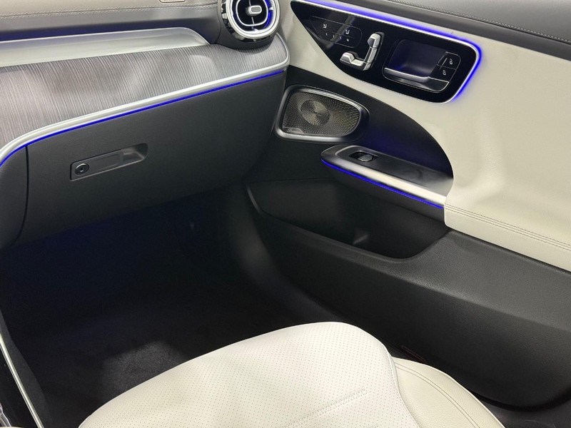 Mercedes-Benz C-Class Vehicle Image 8