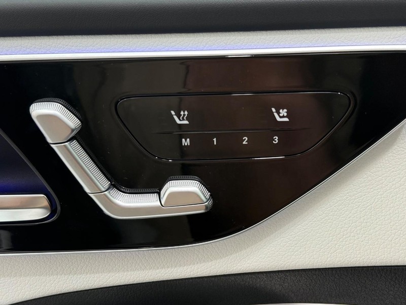 Mercedes-Benz C-Class Vehicle Image 9
