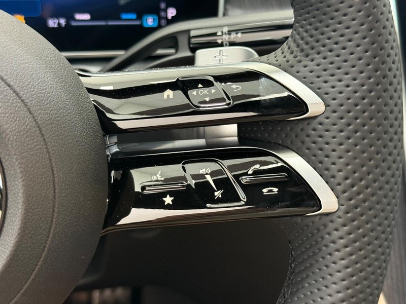Mercedes-Benz C-Class Vehicle Image 11