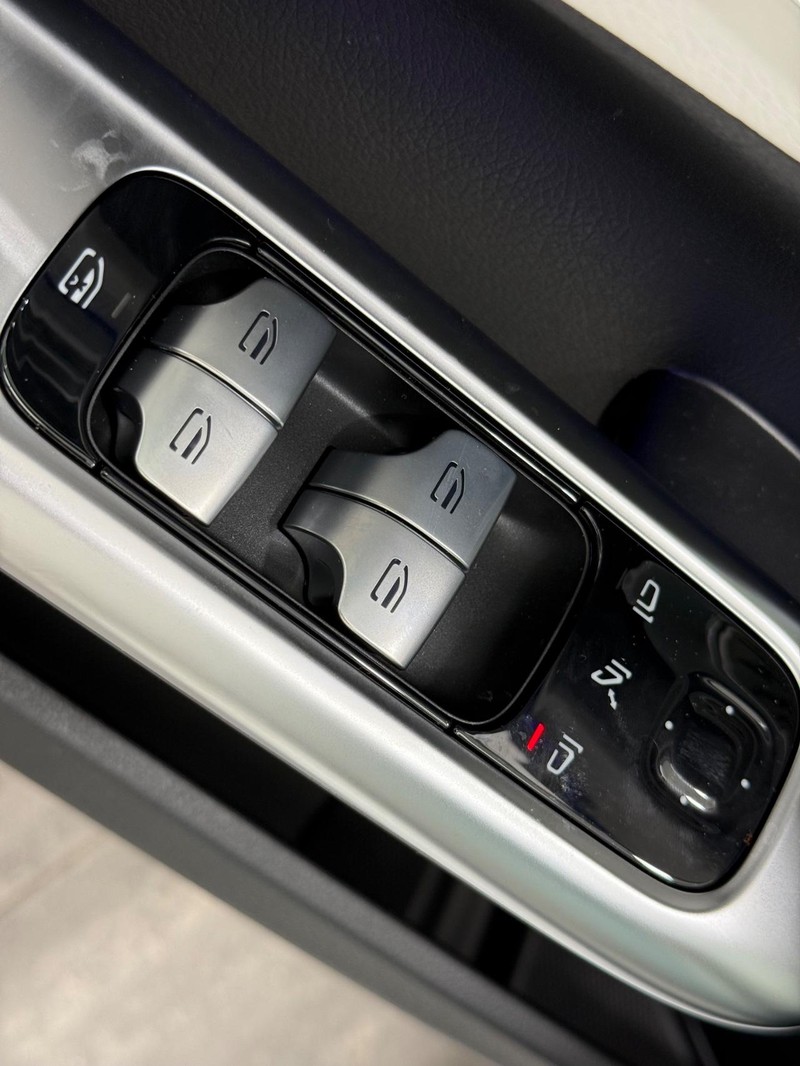 Mercedes-Benz C-Class Vehicle Image 14