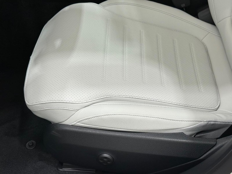 Mercedes-Benz C-Class Vehicle Image 15