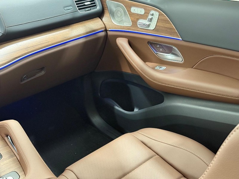 Mercedes-Benz GLS Vehicle Image 9