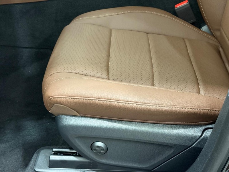 Mercedes-Benz GLS Vehicle Image 16