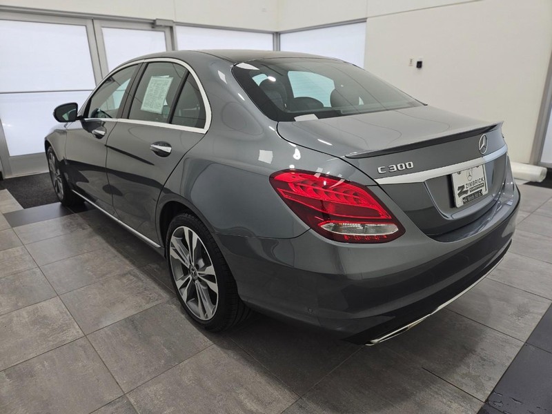 Mercedes-Benz C-Class Vehicle Image 4