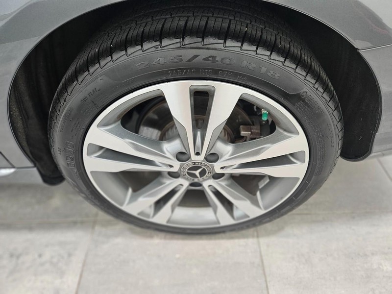 Mercedes-Benz C-Class Vehicle Image 5