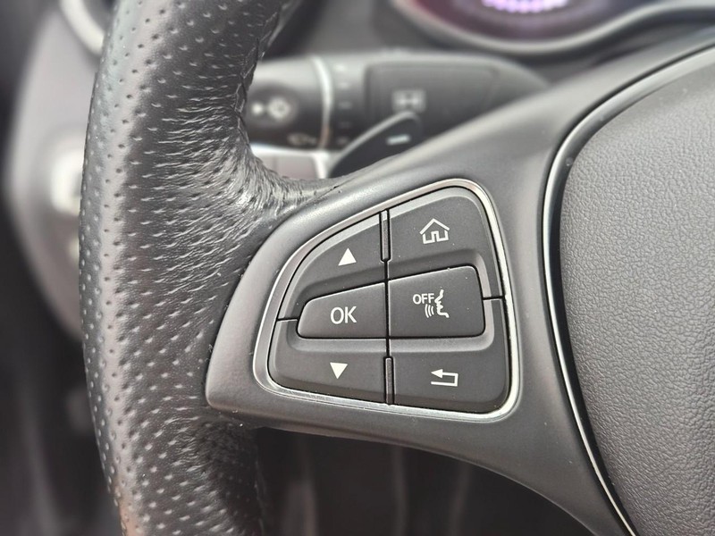 Mercedes-Benz C-Class Vehicle Image 14
